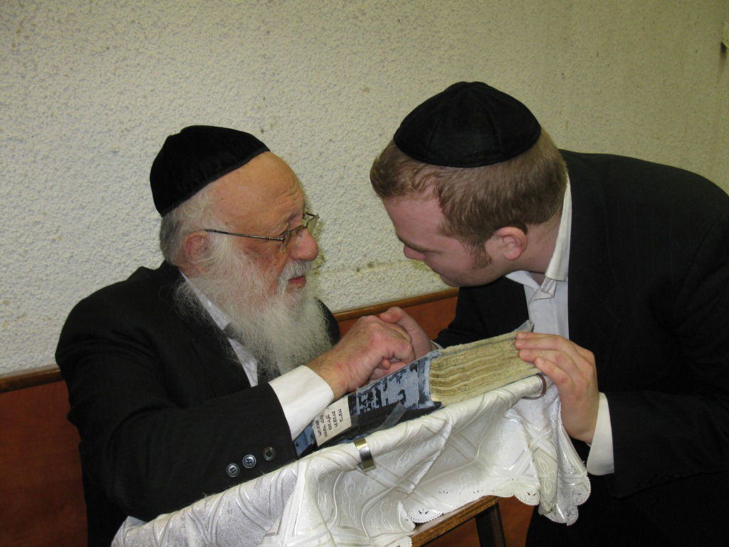 פורים בישיבת פוניבז' • תיעוד ענק