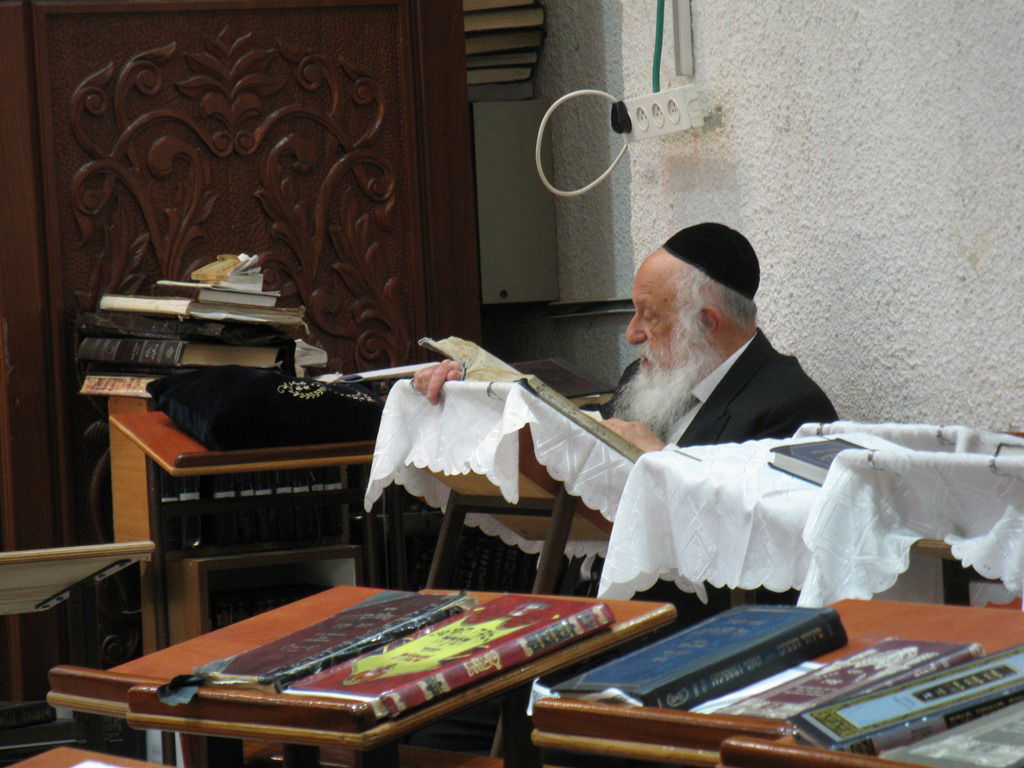 פורים בישיבת פוניבז' • תיעוד ענק