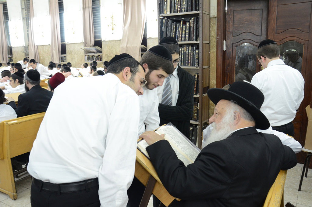 פורים בישיבת פוניבז' • תיעוד ענק