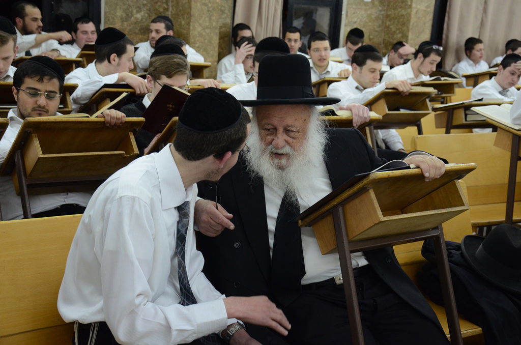 פורים בישיבת פוניבז' • תיעוד ענק