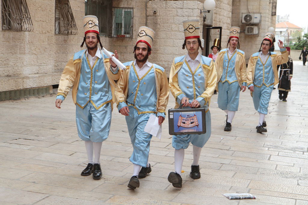 פורים בירושלים • הגלריה של יעקב לדרמן