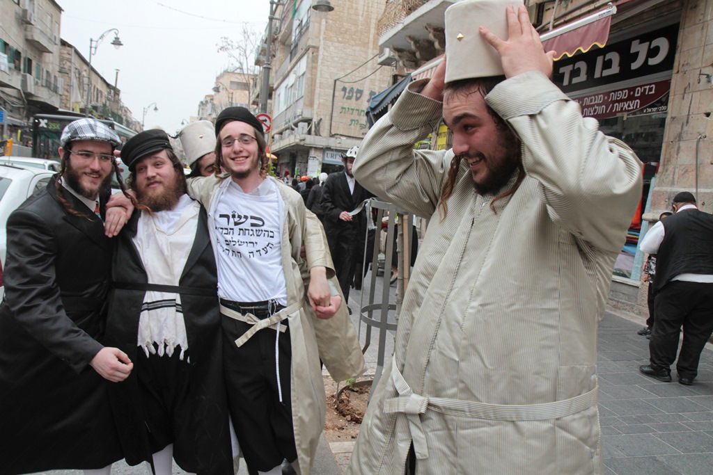 פורים בירושלים • הגלריה של יעקב לדרמן