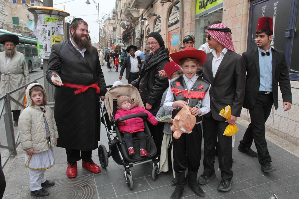 פורים בירושלים • הגלריה של יעקב לדרמן