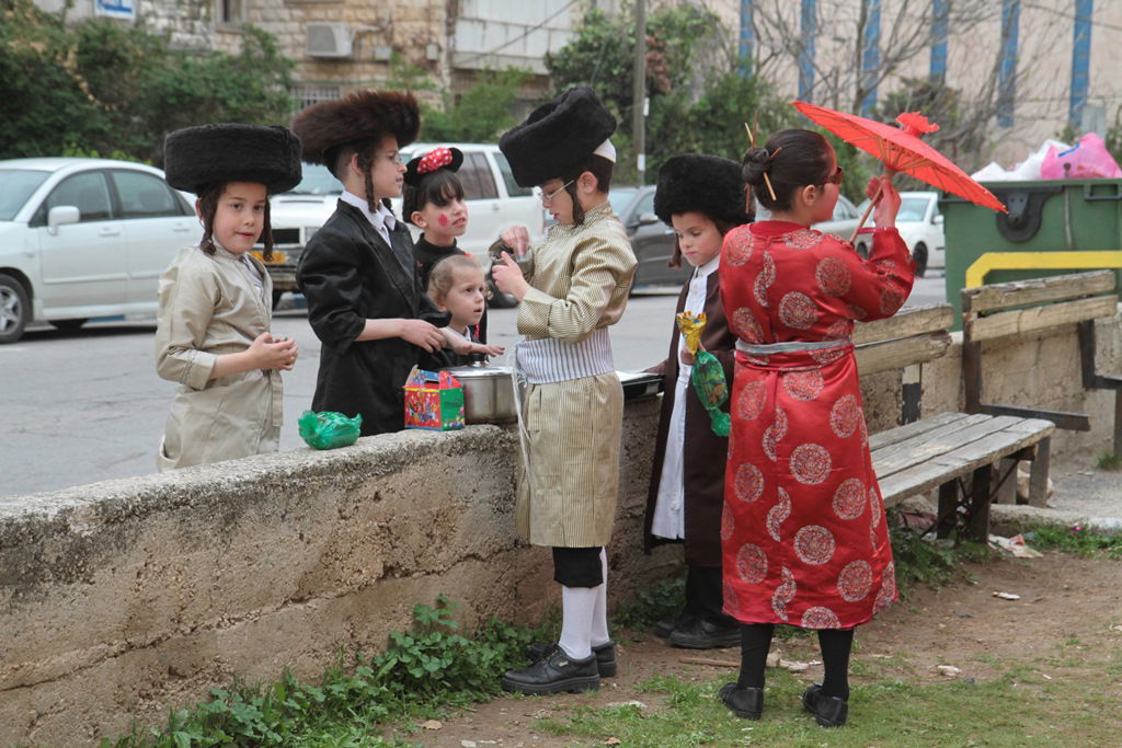 פורים בירושלים • הגלריה של יעקב לדרמן