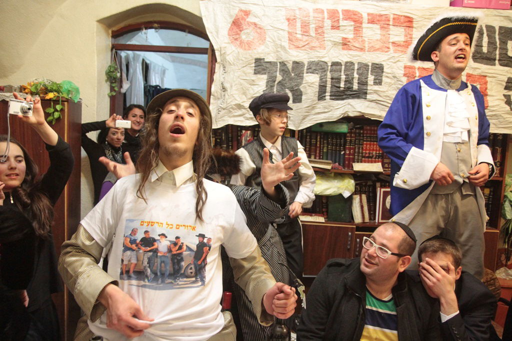 פורים בירושלים • הגלריה של יעקב לדרמן