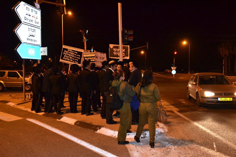 צפו בתיעוד: הפגנה חרדית בצומת פלוגות
