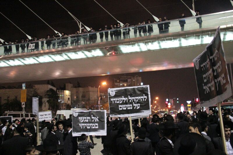 בבני ברק ובירושלים: מאות מחו על מעצר בחור הישיבה