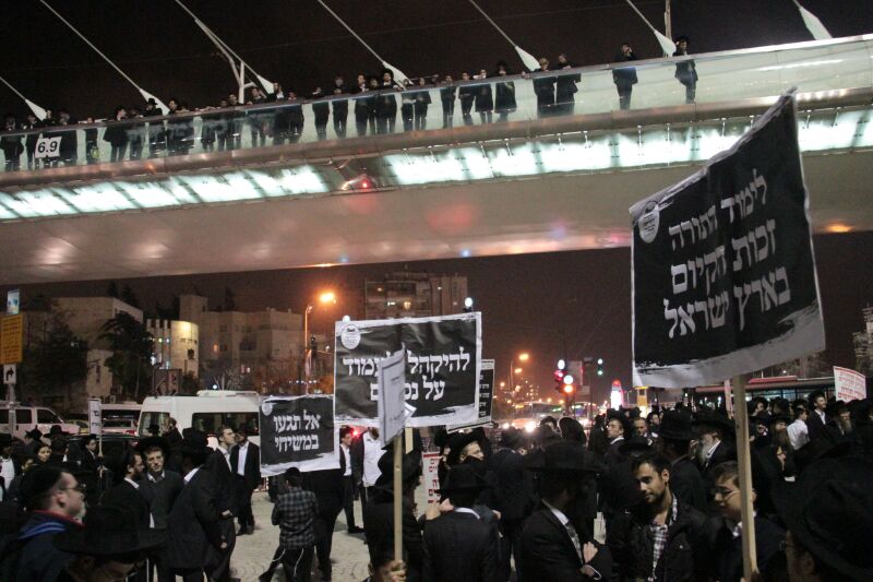 בבני ברק ובירושלים: מאות מחו על מעצר בחור הישיבה