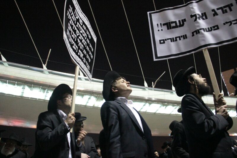 בבני ברק ובירושלים: מאות מחו על מעצר בחור הישיבה