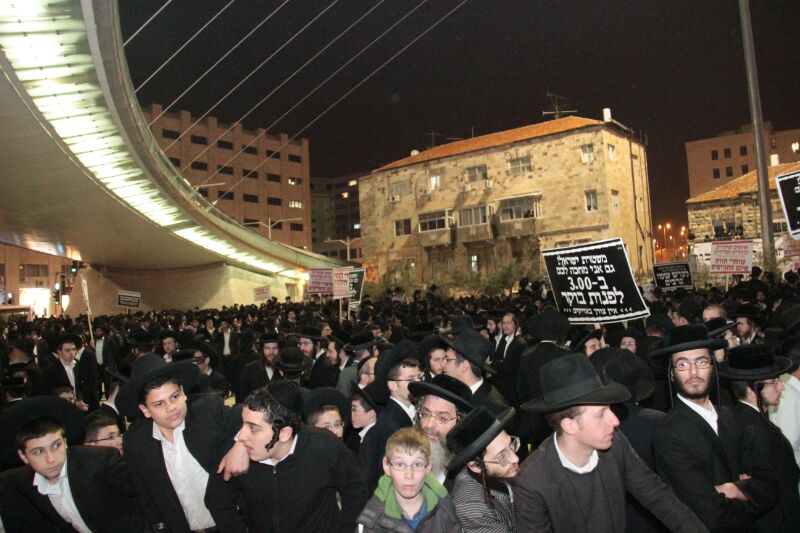 בבני ברק ובירושלים: מאות מחו על מעצר בחור הישיבה