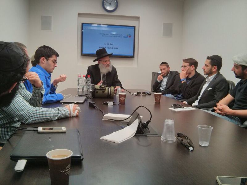 הרב אלבז נפגש עם הכתבים לענייני חרדים