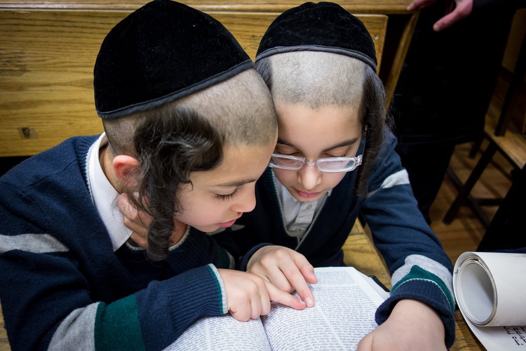 פורים בחצרות הקודש בארה"ב • תיעוד ענק