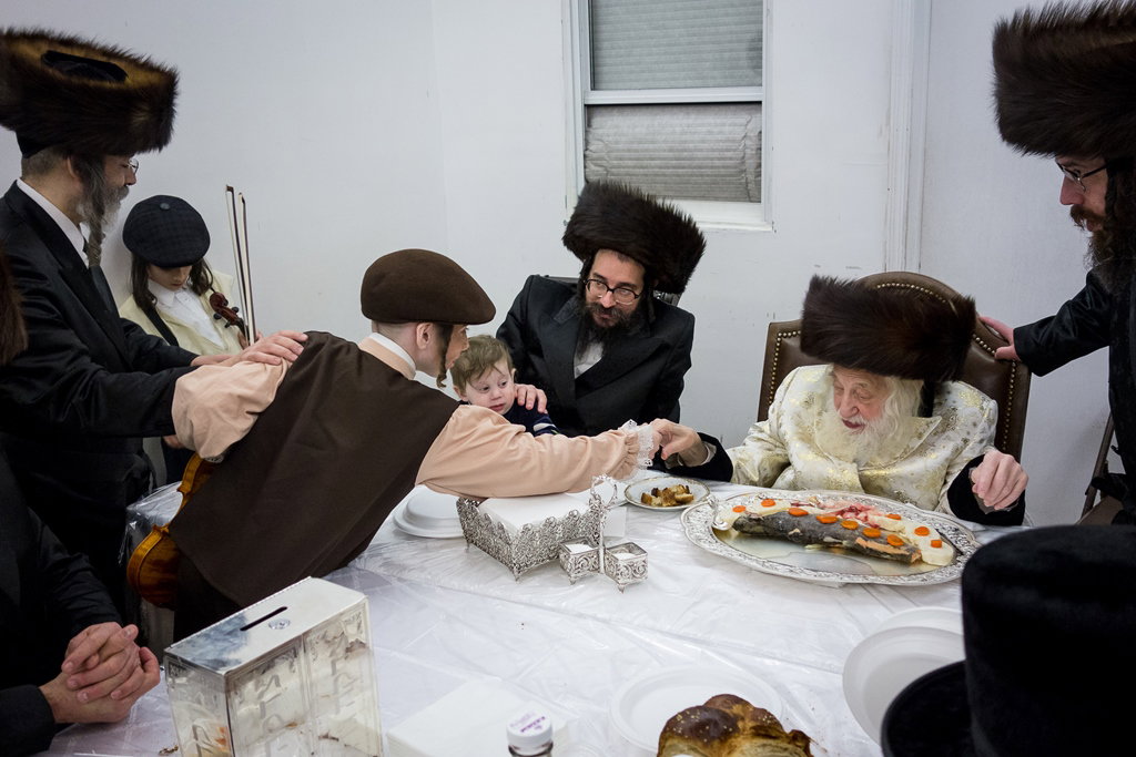 פורים בחצרות הקודש בארה"ב • תיעוד ענק