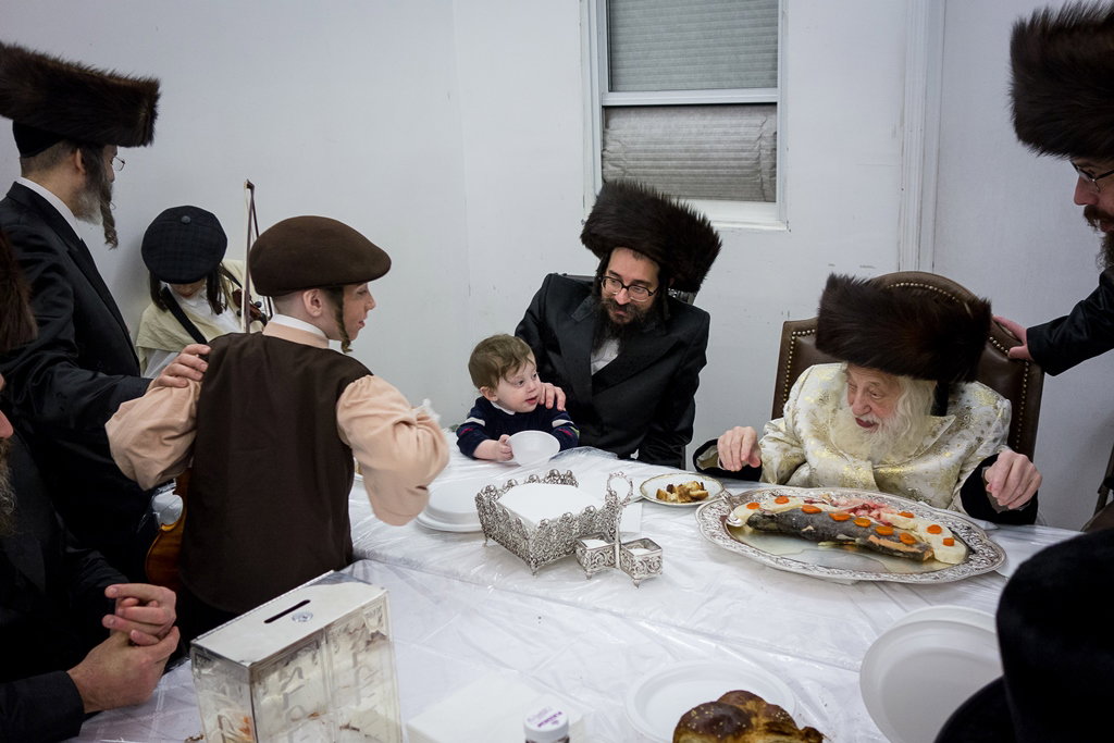 פורים בחצרות הקודש בארה"ב • תיעוד ענק