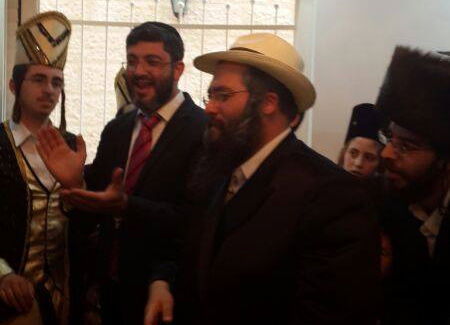 חגג עם חברים. נתי לסרי.