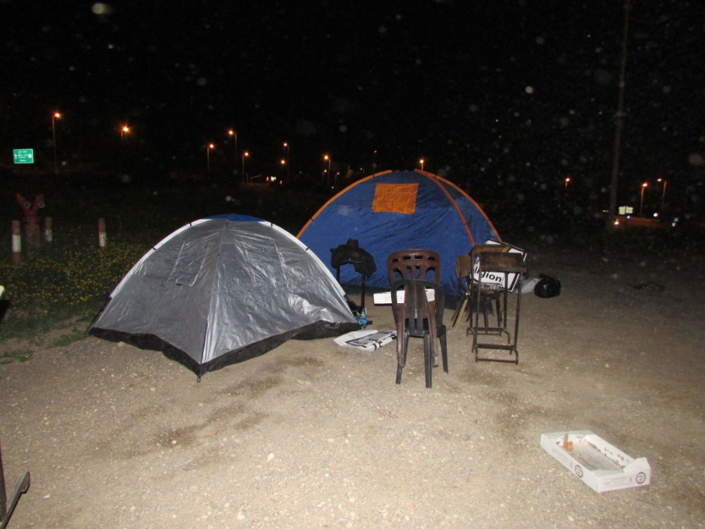 מעצר בחור הישיבה: מחאת אוהלים בכניסה לכלא 6 • תיעוד