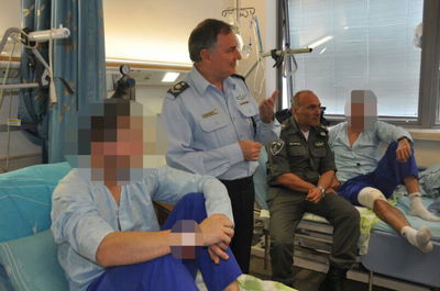 המפכ"ל עם הלוחמים בבית החולים, הצהריים