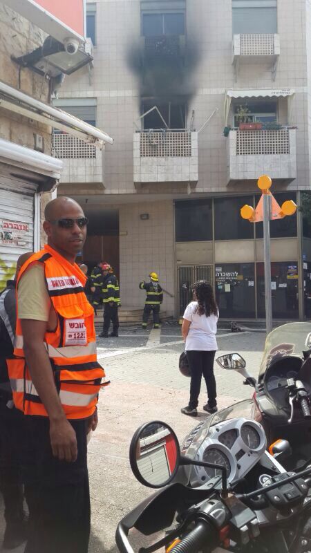 שוב אסון: שלושה נפגעים בפיצוץ בלון גז בדירה בת"א