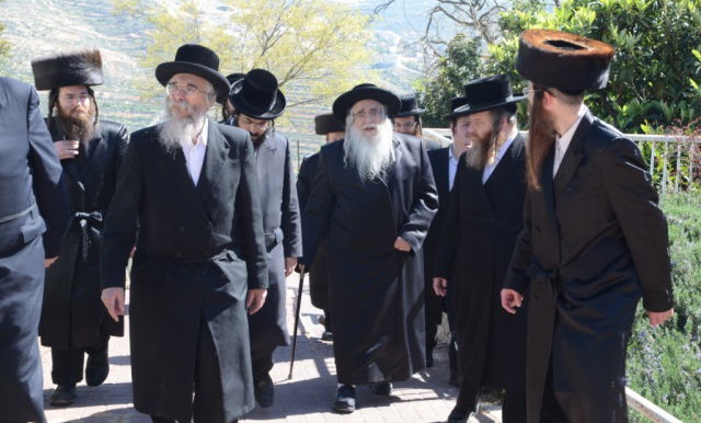 שבת היסטורית בביתר עילית בראשות האדמו"ר מצאנז • תיעוד ענק