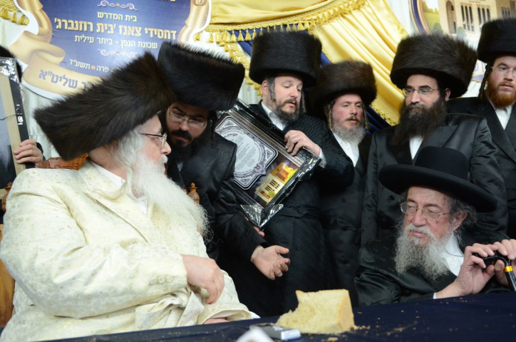 שבת היסטורית בביתר עילית בראשות האדמו"ר מצאנז • תיעוד ענק