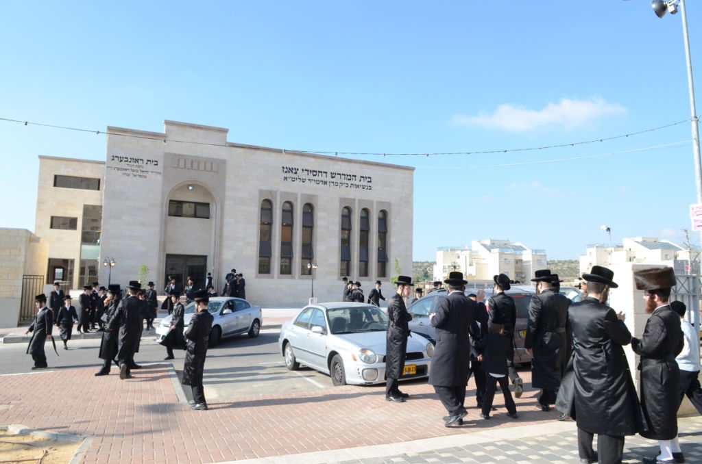 שבת היסטורית בביתר עילית בראשות האדמו"ר מצאנז • תיעוד ענק
