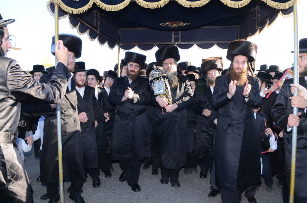 שבת היסטורית בביתר עילית בראשות האדמו"ר מצאנז • תיעוד ענק