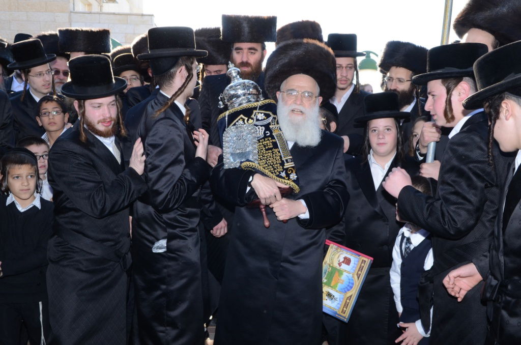 שבת היסטורית בביתר עילית בראשות האדמו"ר מצאנז • תיעוד ענק