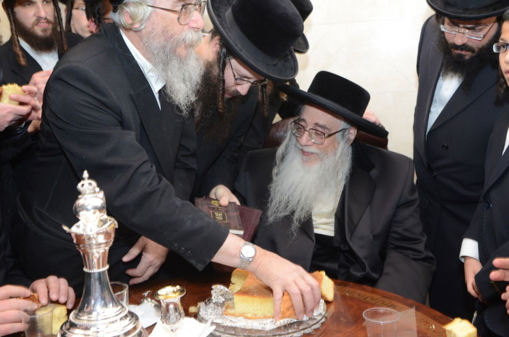 שבת היסטורית בביתר עילית בראשות האדמו"ר מצאנז • תיעוד ענק