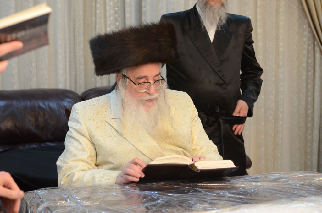 שבת היסטורית בביתר עילית בראשות האדמו"ר מצאנז • תיעוד ענק