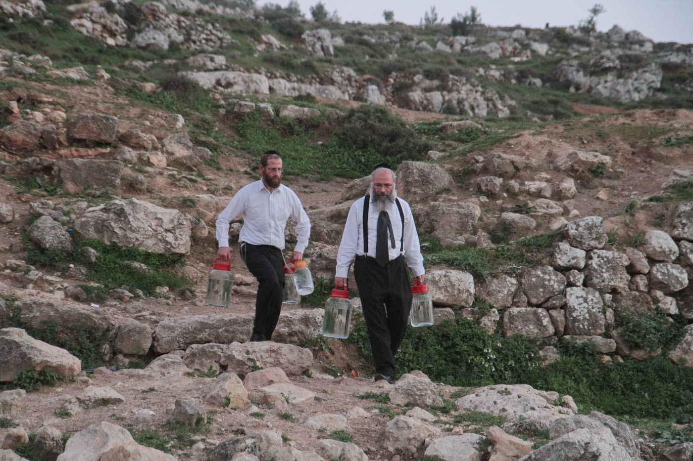 תיעוד: שאיבת "מים שלנו" במעיין עין חניה