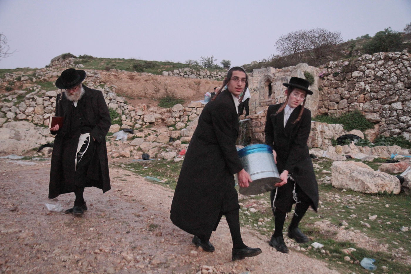 תיעוד: שאיבת "מים שלנו" במעיין עין חניה