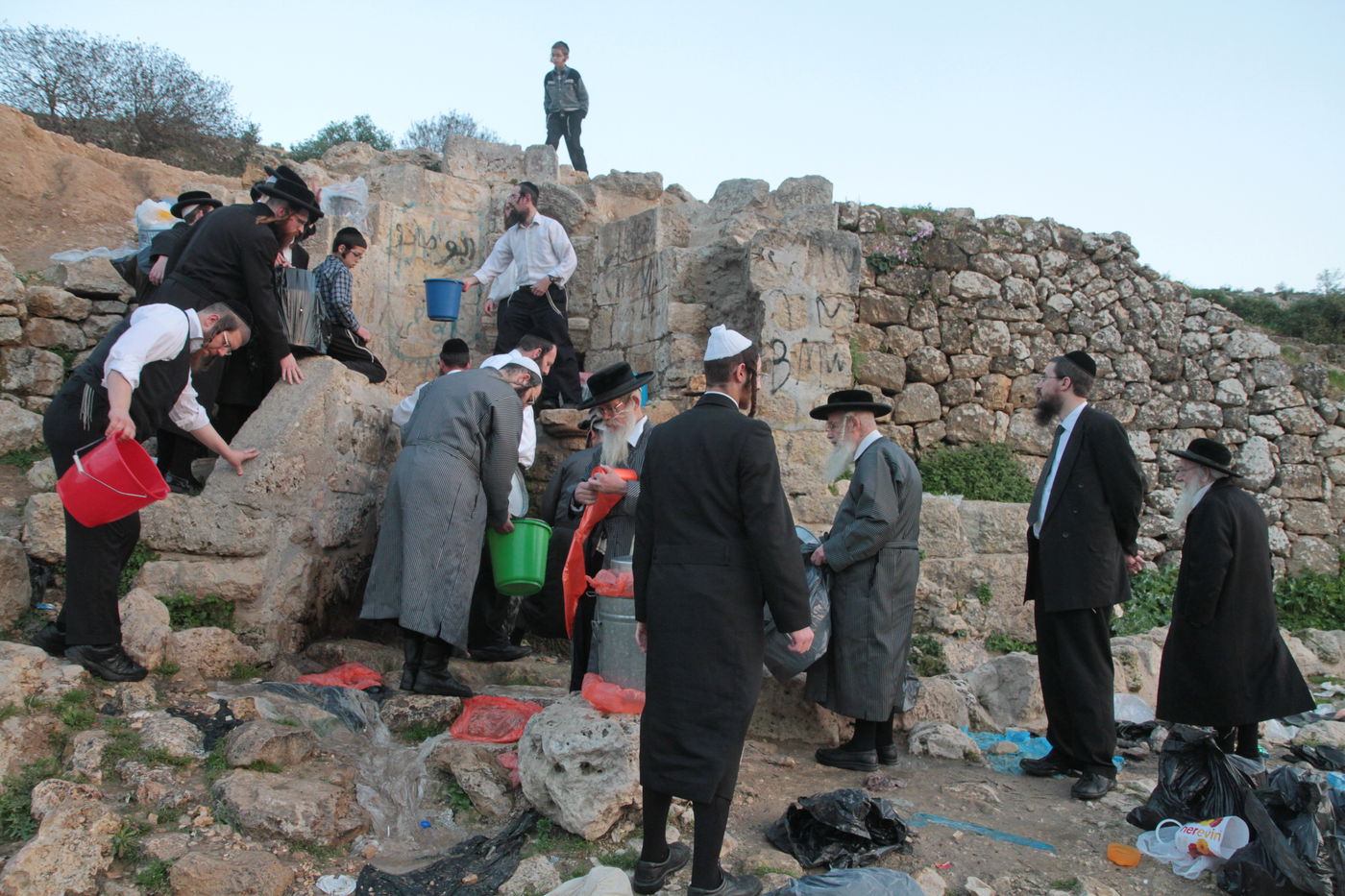תיעוד: שאיבת "מים שלנו" במעיין עין חניה
