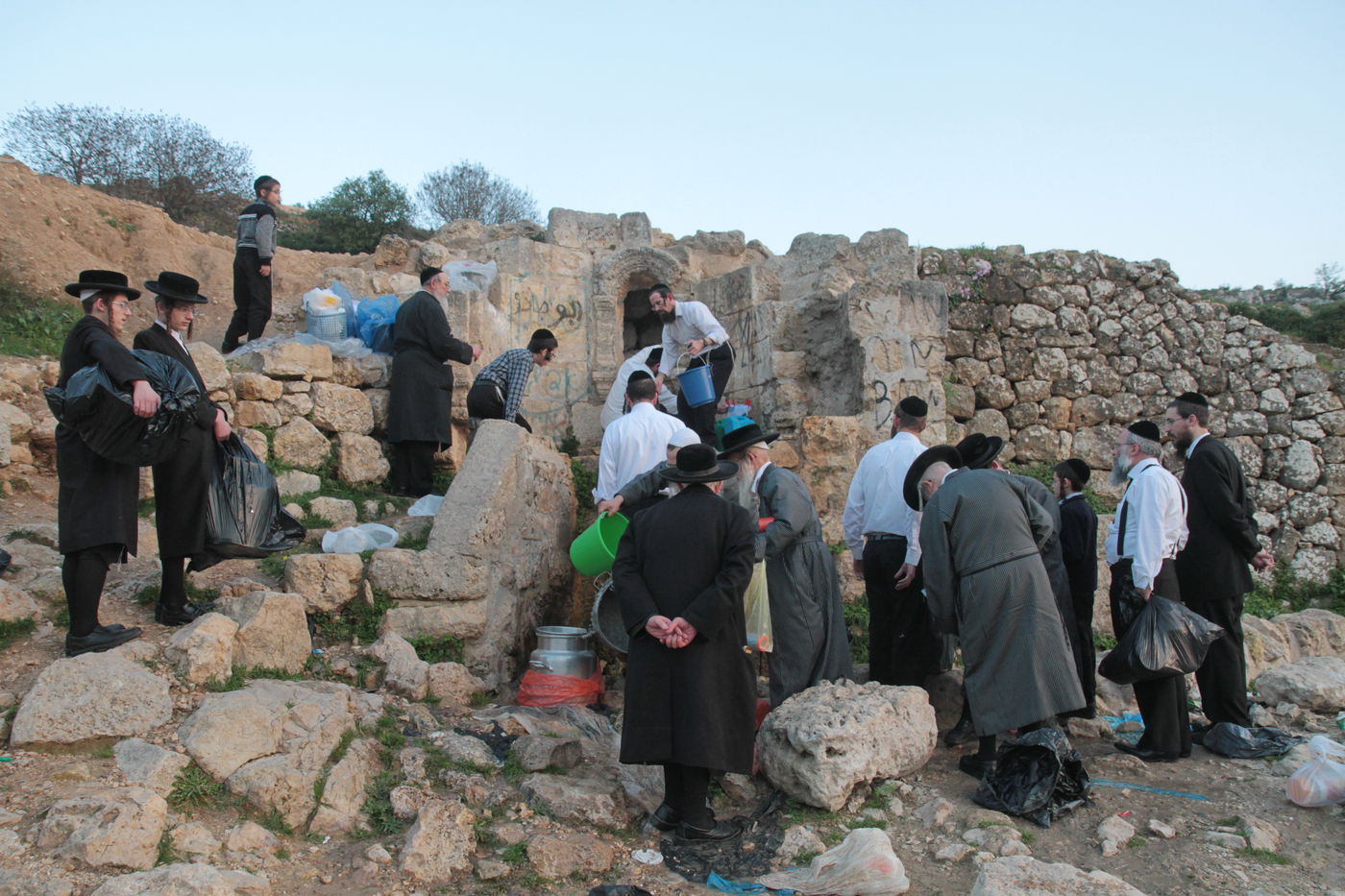 תיעוד: שאיבת "מים שלנו" במעיין עין חניה