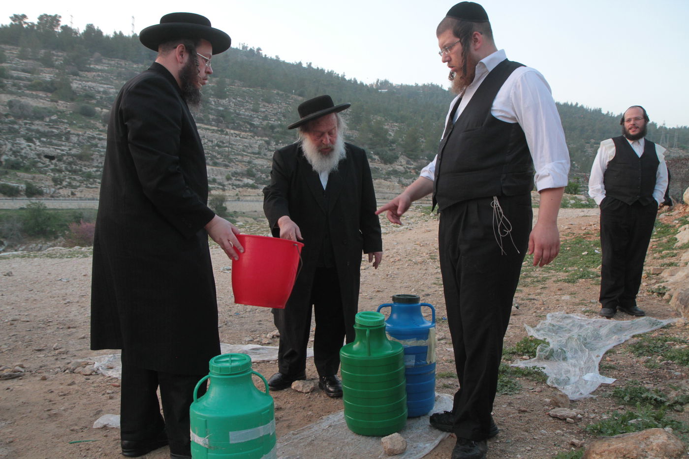 תיעוד: שאיבת "מים שלנו" במעיין עין חניה