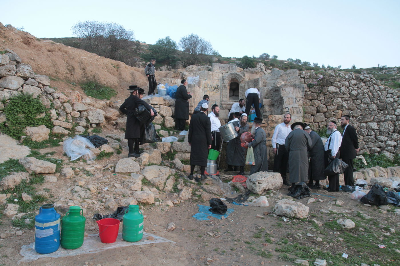 תיעוד: שאיבת "מים שלנו" במעיין עין חניה