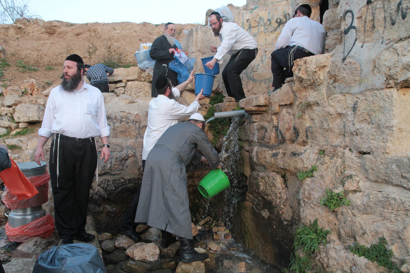 תיעוד: שאיבת "מים שלנו" במעיין עין חניה