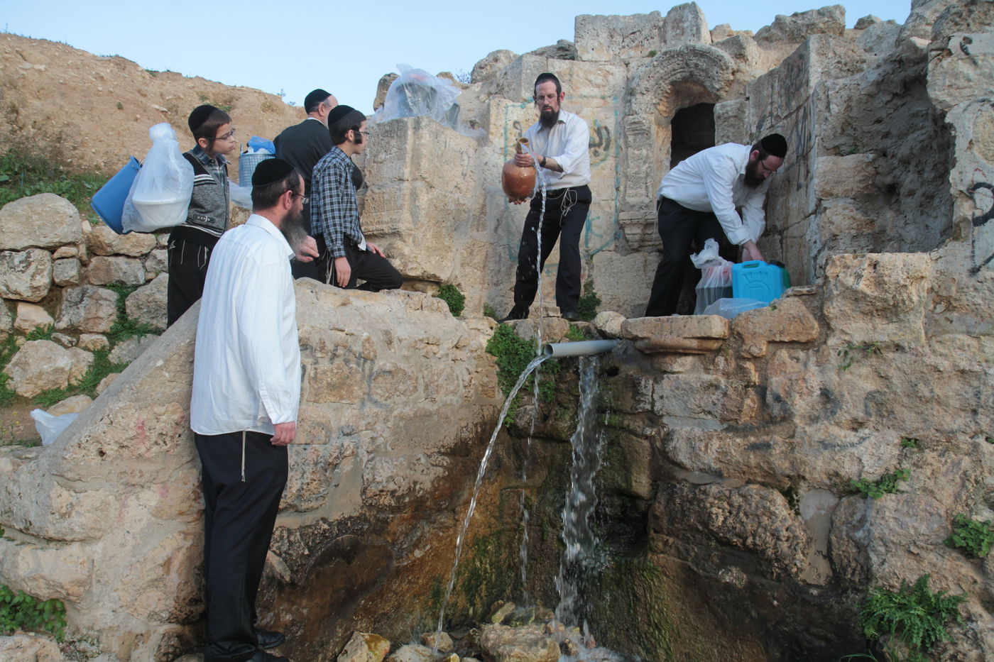 תיעוד: שאיבת "מים שלנו" במעיין עין חניה
