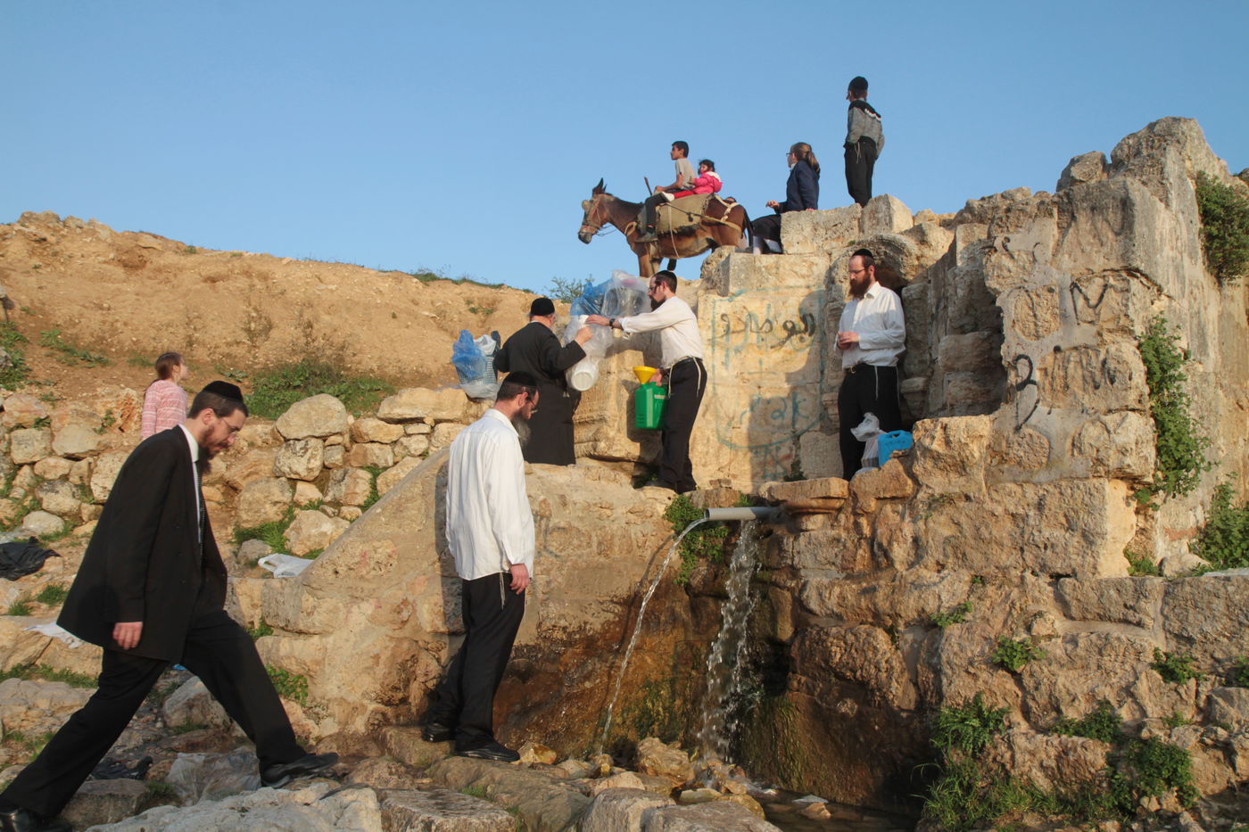 תיעוד: שאיבת "מים שלנו" במעיין עין חניה
