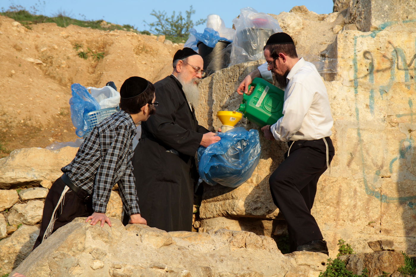 תיעוד: שאיבת "מים שלנו" במעיין עין חניה