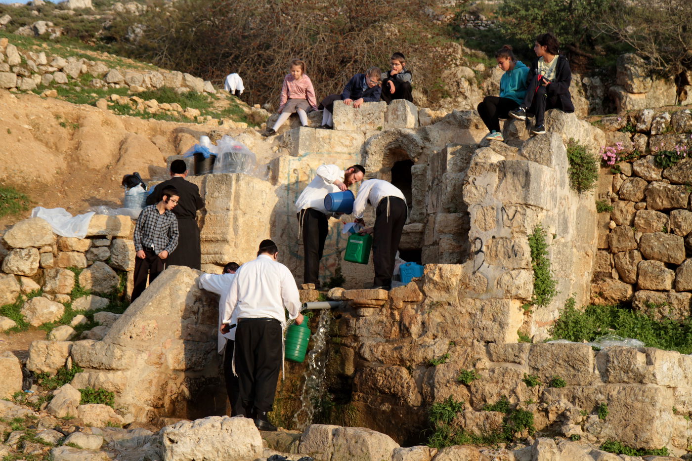 תיעוד: שאיבת "מים שלנו" במעיין עין חניה