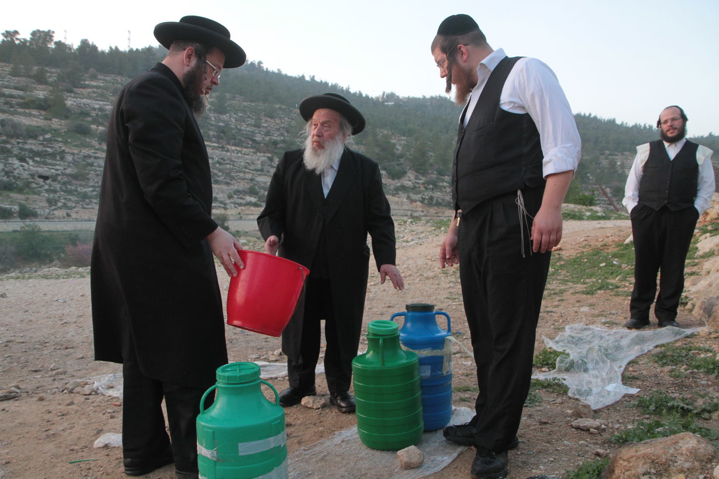 תיעוד: שאיבת "מים שלנו" במעיין עין חניה