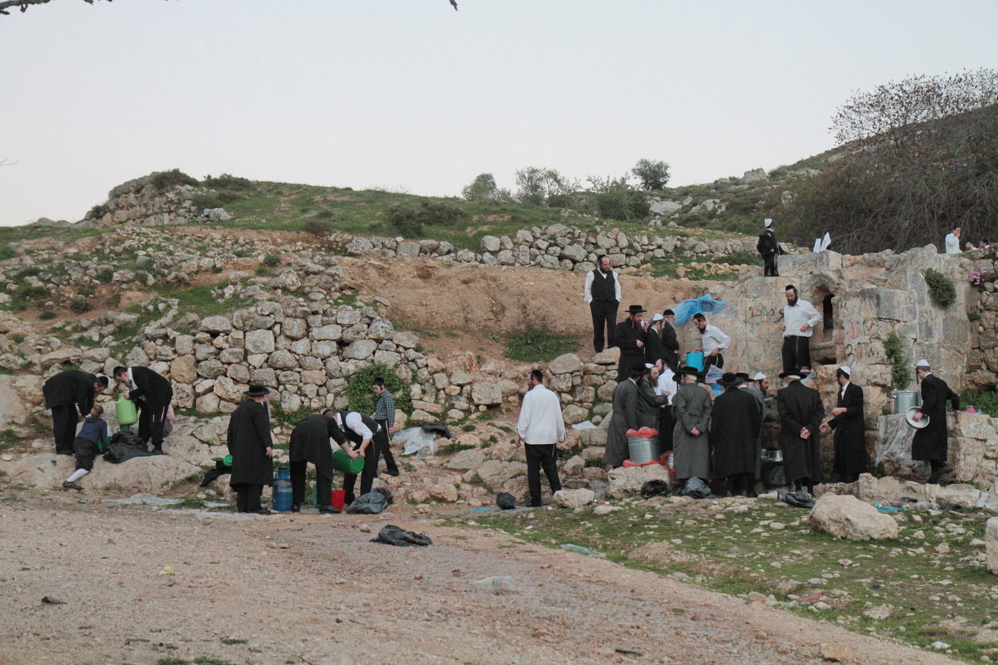 תיעוד: שאיבת "מים שלנו" במעיין עין חניה