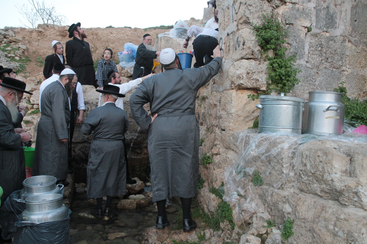 תיעוד: שאיבת "מים שלנו" במעיין עין חניה