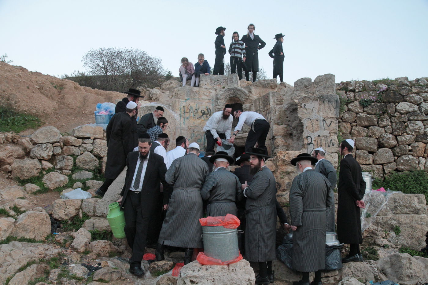 תיעוד: שאיבת "מים שלנו" במעיין עין חניה