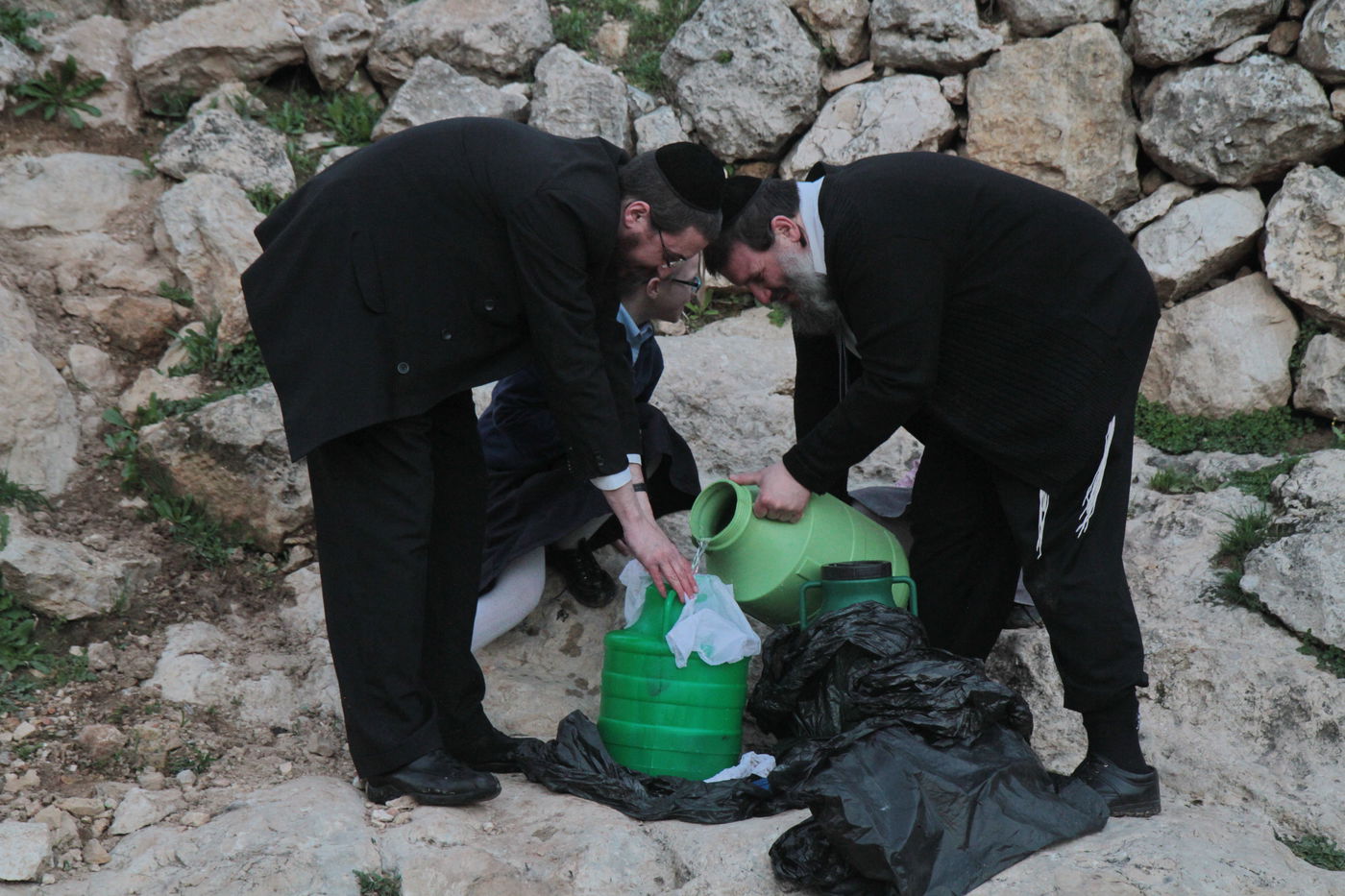 תיעוד: שאיבת "מים שלנו" במעיין עין חניה