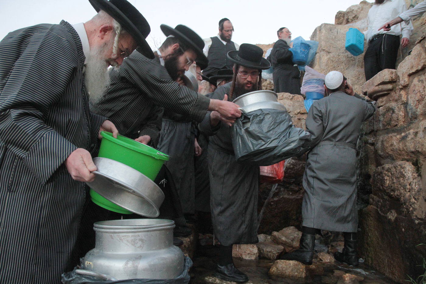תיעוד: שאיבת "מים שלנו" במעיין עין חניה
