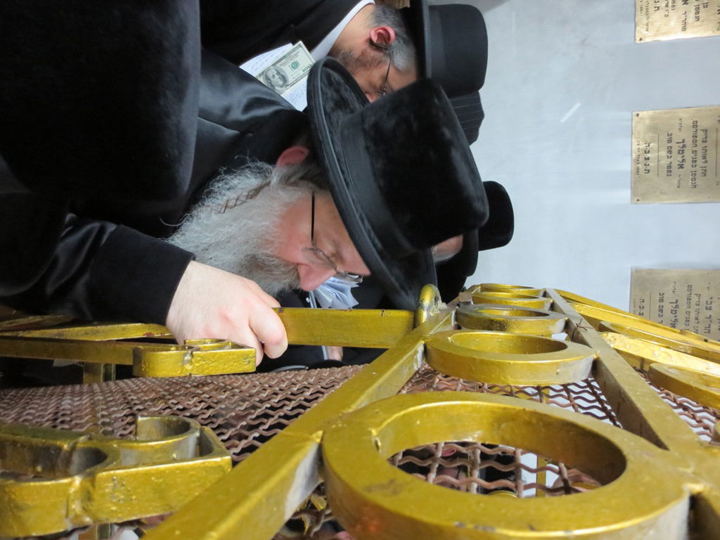 האדמו"ר מנדבורנה במסע לקברי אבות החסידות באירופה • תיעוד מקיף