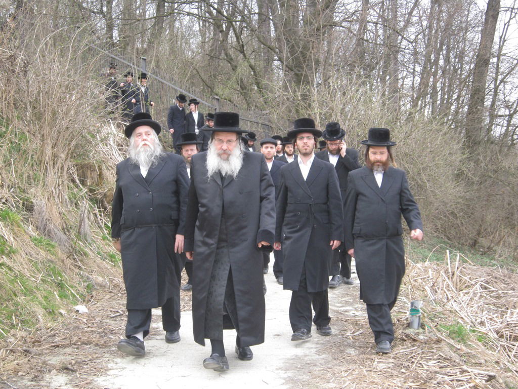 האדמו"ר מנדבורנה במסע לקברי אבות החסידות באירופה • תיעוד מקיף