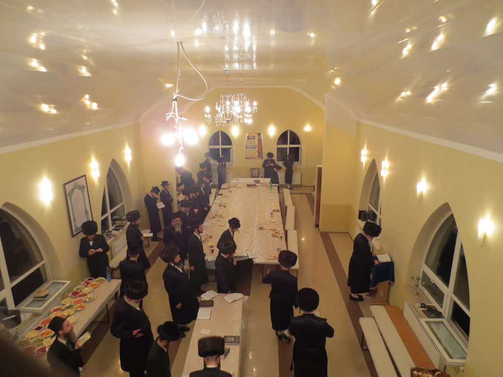 האדמו"ר מנדבורנה במסע לקברי אבות החסידות באירופה • תיעוד מקיף