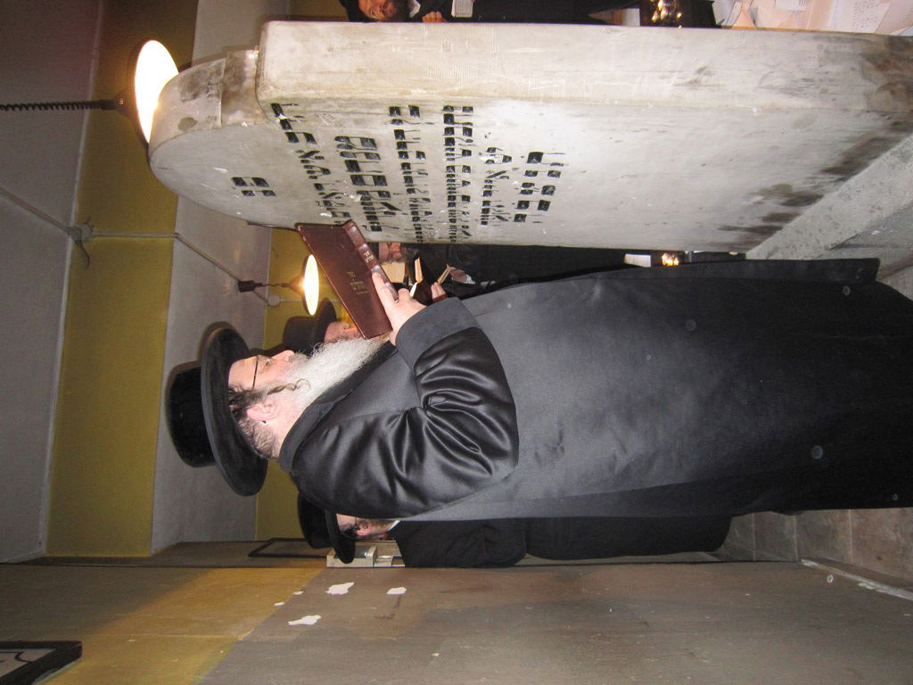 האדמו"ר מנדבורנה במסע לקברי אבות החסידות באירופה • תיעוד מקיף